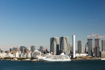 晴海埠頭と大型客船 © moonrise
