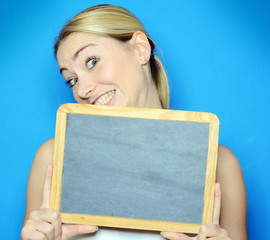 Frau hält Tafel mit Textfreiraum