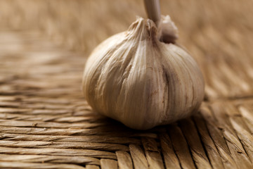 Aglio su paglia intrecciata