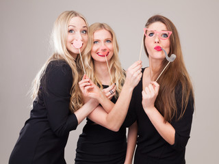Frauen machen Foto vor Photobooth