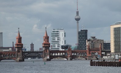 Naklejka premium Berlinpanorama vom Treptower Spreeufer (April 2015)