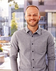Outdoor photo of happy man
