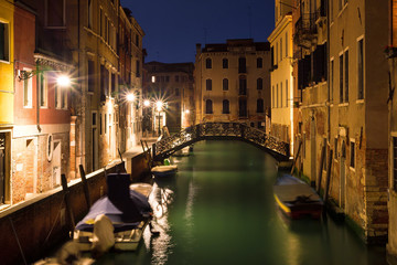 Fototapeta na wymiar Night channel with a bridge in Venice