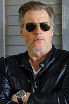 Mann mit Sonnenbrille und Lederjacke