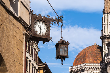 Fototapeta na wymiar Romantische Ecke in Florenz mit Uhr und Laterne
