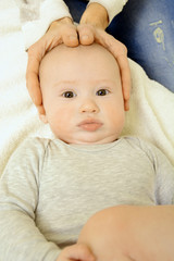 Säugling bei Osteopathie für Kopf