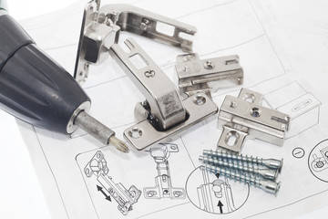 Istruzioni di montaggio con cerniere a scomparsa