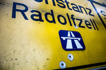 Einschusslöcher in einem Verkehrsschild