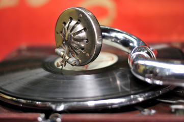 Obraz premium Old gramophone and vynil disc..