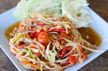 Thai papaya salad serve with vegetable