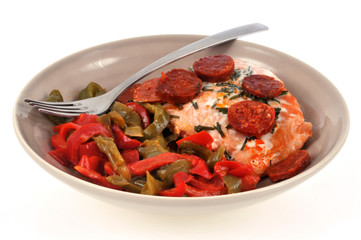 Assiette de saumon au chorizo et poivrons