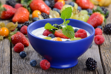 Naturjoghurt mit frischen Früchten