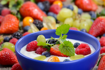 Naturjoghurt mit frischen Früchten