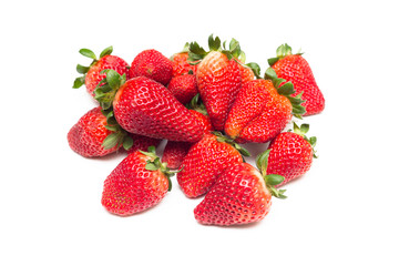 Fragole fresche su sfondo bianco