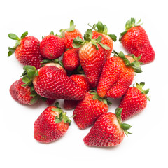 Fragole fresche su sfondo bianco