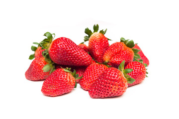 Fragole fresche su sfondo bianco