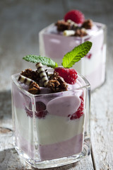 Zwei Gläschen mit Himbeer Quarkfüllung, Quark
