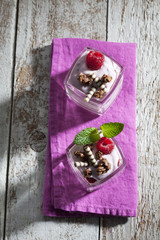 Zwei Gläschen mit Himbeer Quarkfüllung, Himbeere, Schokokrokant