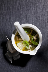 Kleiner Mörser mit Pesto, Pinienkerne, Parmesan © tunedin