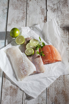 Fischsorten, Schellfisch, Seelachs, Lachs, auf Papier