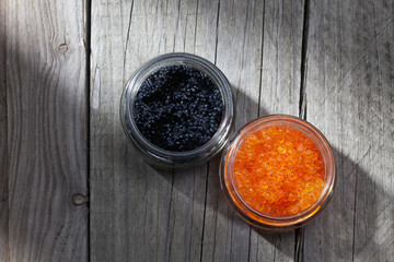 Roter Kaviar, Lachsrogen, schwarzer Kaviar, im Gläschen, Holz