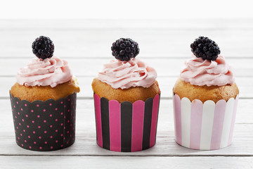 Drei Cupcakes, Brombeere, Holz