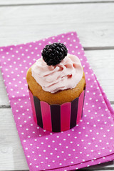 Cupcake, Brombeere, Papiermanschette, Serviette, gepunktet