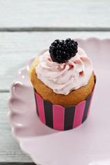 Cupcake Brombeere, bunte Papiermanschette, gestreift