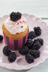 Cupcake Brombeere, bunte Papiermanschette, gestreift, Brombeeren