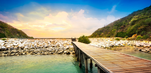 Obraz premium Wooden walkway at beach