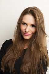 Frauen machen Foto vor Photobooth