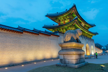 Naklejka premium Geyongbokgung Palace at night in Seoul, South Korea.