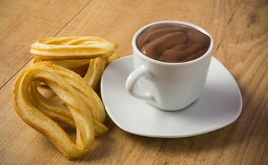 Churros y taza de chocolate