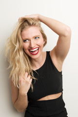 Fototapeta premium Frauen machen Foto vor Photobooth