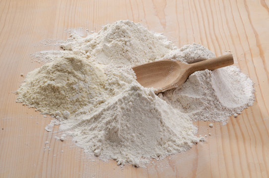Farina su tagliere di legno