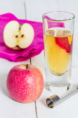 Apfelsaft frisch gepresst im Glas auf Holz