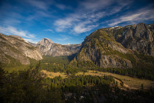 Yosemite Valley mit Half Dome im Hintergrund, USA