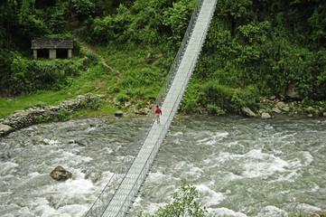 Puente colgante sobre río de Nepal