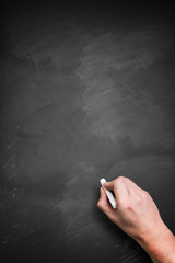 Hand vor Kreidetafel Hintergrund