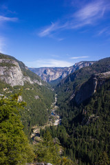 Fototapeta na wymiar Blick ins Yosemite Valley mit dem Merced River