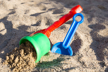 Fototapeta na wymiar Sandspielzeug in einem Sandkasten
