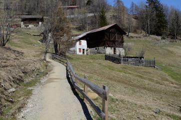 Fototapeta na wymiar sentiero baita di montagna