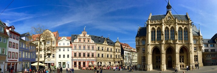 Fototapeta na wymiar Fischmarkt mit Rathaus in Erfurt