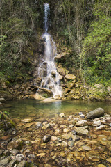 Fototapeta na wymiar Waterfalls on a quiet pond