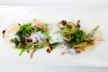 vegetarische Ravioli mit Parmesan-Füllung und Gemüse