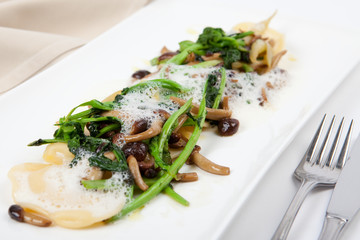 Parmesan Ravioli mit Brokkoli und Pilzen