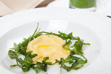 Vegetarische Vorspeise mit Ravioli und frittiertem Rucola