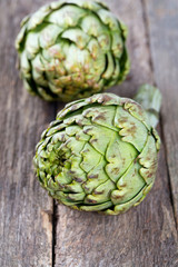 Obraz premium artichokes on old wooden surface