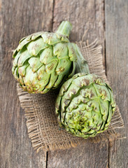 Obraz premium artichokes on old wooden surface