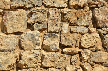 Muralla y roca